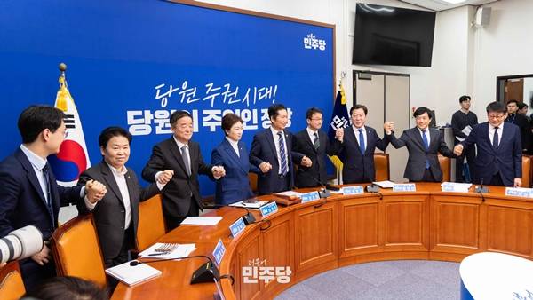 ▲ 지난 11일 더불어민주당 지도부가 당 최고위원회를 시작하기 앞서 다같이 손을 잡고 인사하고 있다. 사진=더불어민주당