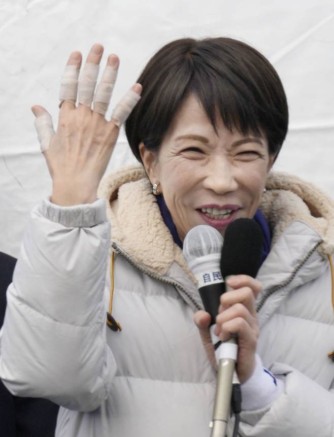 손에 테이핑하고 유세하는 다카이치 일본 총리. [연합뉴스]