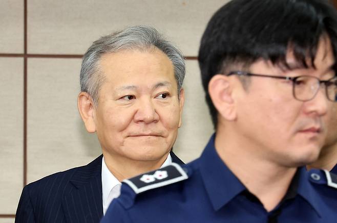 이상민 전 행정안전부 장관이 지난해 10월 17일 서울 서초구 서울중앙지법에서 열린 내란 중요임무 종사 등 혐의 첫 공판기일에 출석하고 있다. [사진공동취재단]