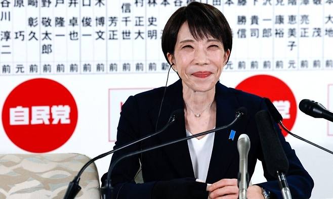 다카이치 사나에 일본 총리가 중의원 선거일인 8일 도쿄 자민당 당사에서 기자들과 대화하며 웃고 있다.[AFP = 연합뉴스]