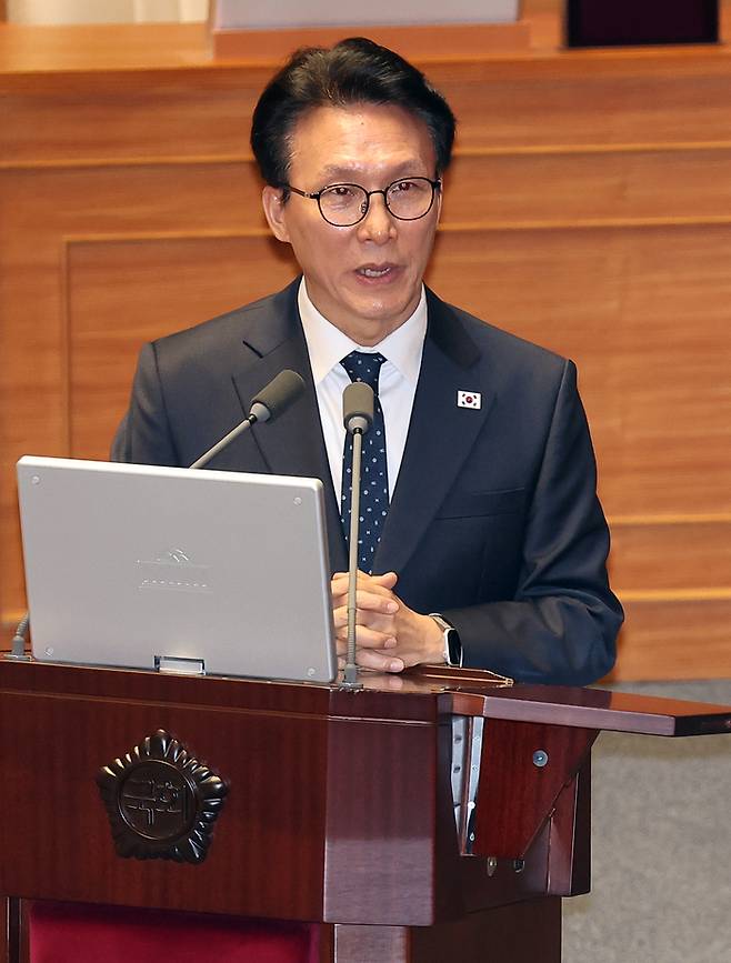 김민석 국무총리가 지난 11일 국회 본회의장에서 열린 교육·사회·문화 분야 대정부질문에서 여야 의원의 질문에 답하고 있다. [연합뉴스]