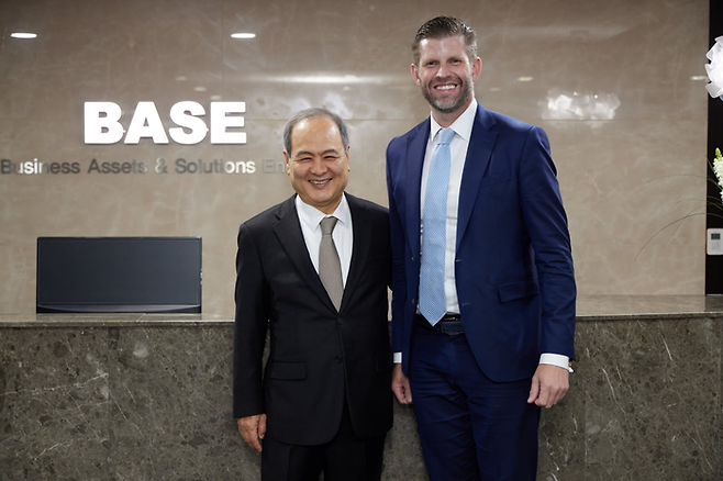 지난 10일 도널드 트럼프 미국 대통령의 차남인 에릭 트럼프 트럼프 오거니제이션 총괄부사장이 베이스그룹 사옥에서 김성집 베이스그룹 회장과 만나 기념촬영을 하고 있다. <베이스그룹 제공>