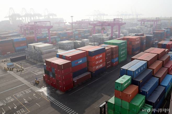 (인천=뉴스1) 황기선 기자 =11일 인천신항 컨테이너 터미널에 수출입 컨테이너가 쌓여 있는 모습.(※기사의 특정 내용과 관계없음) 2026.2.11/뉴스1 Copyright (C) 뉴스1. All rights reserved. 무단 전재 및 재배포, AI학습 이용 금지. /사진=(인천=뉴스1) 황기선 기자