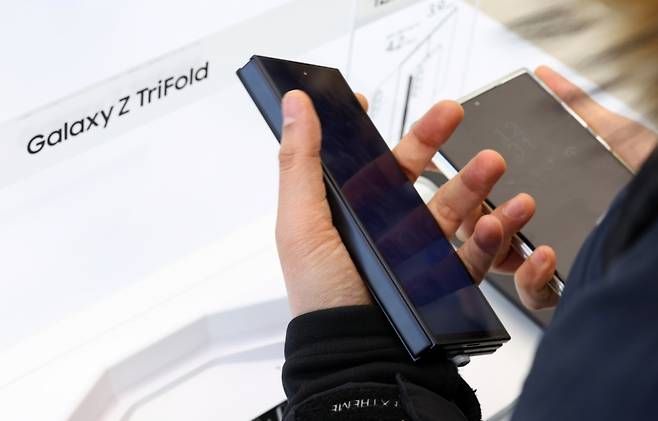 스마트폰 참고 이미지. 지난해 12월 삼성전자가 출시한 '갤럭시 Z 트라이폴드'/사진=뉴시스