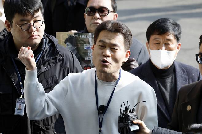 이재명 대통령과 김현지 청와대제1부속실장에 대한 허위 사실을 유포한 혐의로 고발된 한국사 강사 출신 보수 유튜버 전한길 씨가 12일 오전 서울시 동작구 노량진로 동작경찰서로 피의자 신분 첫 소환 조사에 출석하며 입장을 밝히고 있다. /사진=뉴스1.