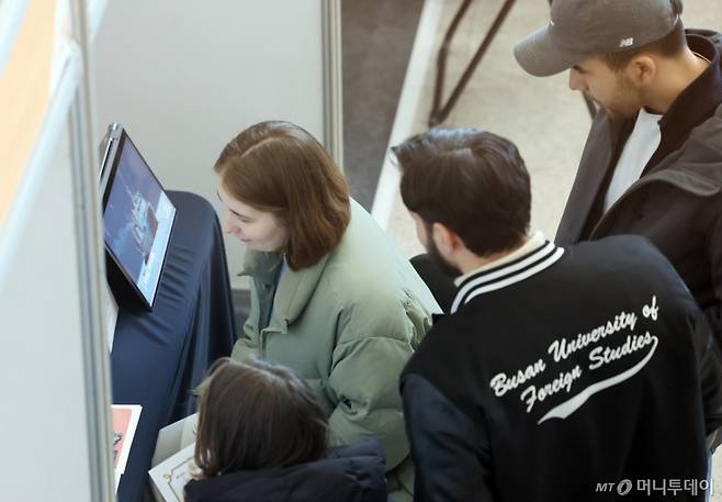 [부산=뉴시스] 하경민 기자 = '2025년도 K-수출전사 아카데미 외국인 유학생 채용박람회'가 열린 28일 부산 금정구 부산외국어대학교 만오기념홀에서 외국인 유학생들이 취업상담을 받고 있다. 사진은 기사와 관련이 없음.  2025.11.28.  /사진=하경민