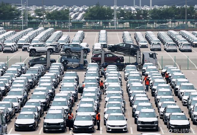 경기 평택시 포승읍 평택항에 수출용 차량들이 세워져 있는 모습. 기사내용과 무관. /사진=뉴스1. /사진=(평택=뉴스1) 김영운 기자