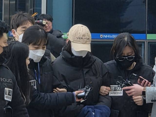 영장실질심사에 출석한 ‘약물음료’ 20대 여성. 연합뉴스