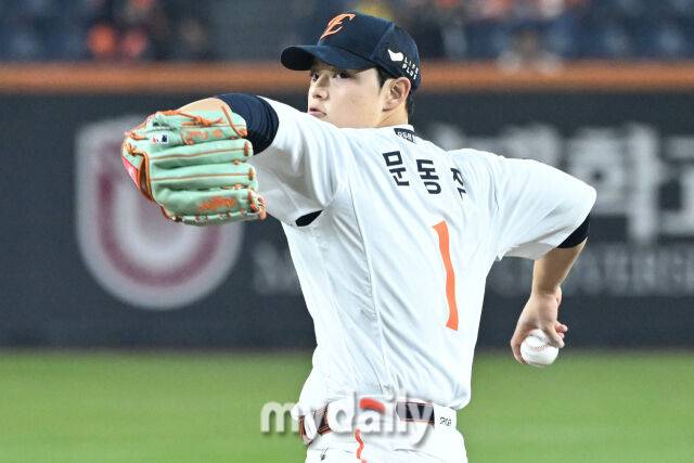 31일 대전 한화생명 볼파크 야구장에서 열린 '2025 신한 SOL 뱅크 KBO 한국시리즈 5차전' LG 트윈스와 한화 이글스 경기. 한화 선발 문동주가 힘차게 투구하고 있다./마이데일리