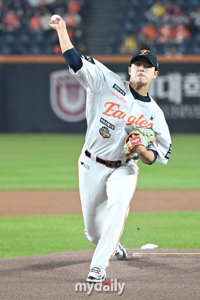 31일 대전 한화생명 볼파크 야구장에서 열린 '2025 신한 SOL 뱅크 KBO 한국시리즈 5차전' LG 트윈스와 한화 이글스 경기. 한화 선발 문동주가 힘차게 투구하고 있다./마이데일리