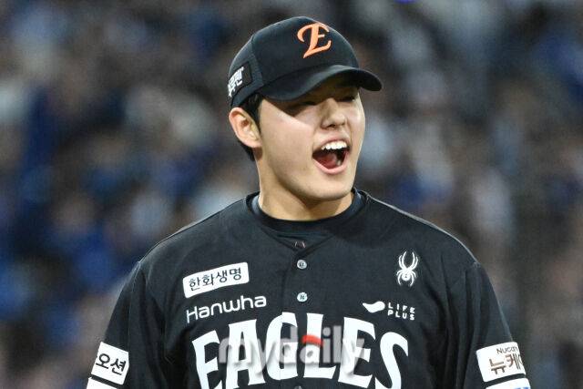 21일 대구 삼성라이온즈파크에서 열린 '2025 신한 SOL BANK KBO 포스트 시즌' 삼성 라이온즈와 한화 이글스 플레오이프(PO) 3차전 경기. 한화 문동주가 7회말 2사 2-3루 삼성 디아즈를 뜬공을 잡은 후 기뻐하고 있다./마이데일리