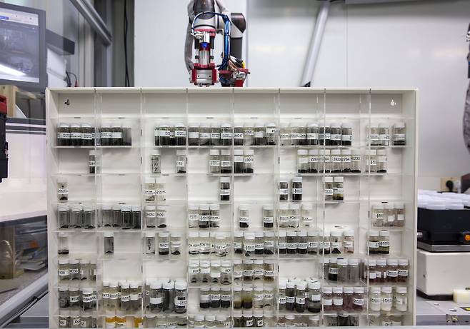 로봇 기반 자동화 플랫폼으로 성능을 평가한 촉매 샘플들.[한국에너지기술연구원 제공]