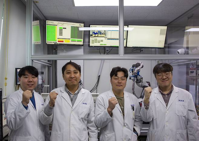 이번 연구를 수행한 오경희(왼쪽 부터) 박사후연구원, 박지찬·강신욱·임강훈 책임연구원.[한국에너지기술연구원 제공]