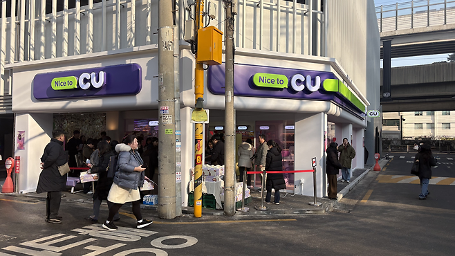 12일 문을 연 CU 성수디저트파크점 외관. 박연수 기자