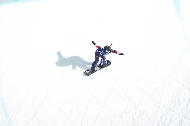 11일(현지 시각) 이탈리아 리비뇨 스노파크에서 열린 2026 밀라노-코르티나담페초 동계올림픽 스노보드 여자 하프파이프 예선에 출전한 미국 클로이 김의 경기 장면. [연합]