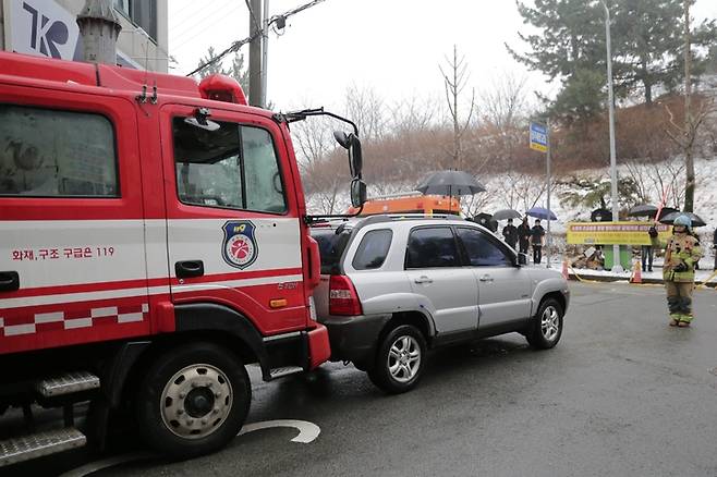 [광주=뉴시스] 소방차 긴급출동 통행 방해차량 강제처분 훈련. (사진 = 광주시 제공) *재판매 및 DB 금지