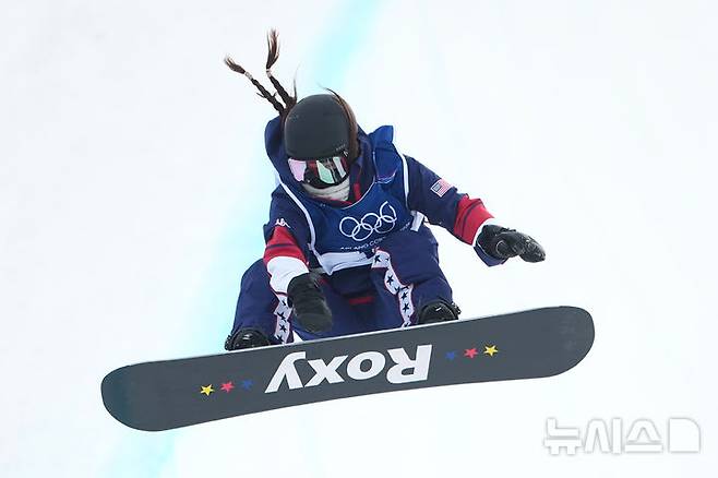 [리비뇨=AP/뉴시스] 클로이 김(미국)이 11일(현지시간) 이탈리아 리비뇨 스노파크에서 열린 2026 밀라노·코르티나 담페초 동계올림픽 스노보드 여자 하프파이프 예선전에서 경기를 펼치고 있다. 클로이 김은 90.25점을 기록해 전체 1위로 결선에 진출했다. 2026.02.12.