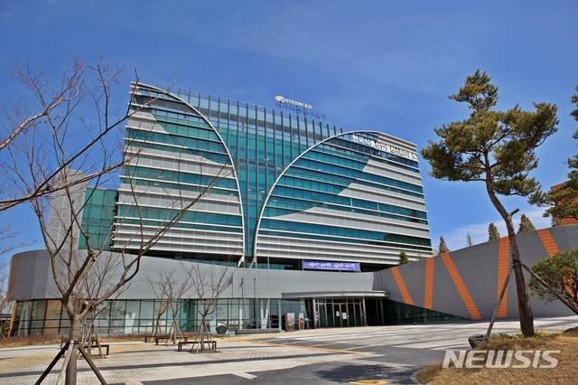 [익산=뉴시스] 강명수 기자 =전북 익산시에 위치한 한국식품산업클러스터진흥원은 식품 생산 기업들을 위해 시설·장비를 최대 80%까지 지원한다고 14일 밝혔다. 사진 한국식품산업클러스터진흥원 전경. (사진 =한국식품산업클러스터진흥원 제공) 2020.05.14.photo@newsis.com