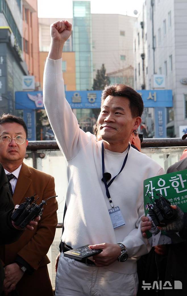 [서울=뉴시스] 김진아 기자 = 이재명 대통령과 김현지 청와대 제1부속실장에 대한 허위 사실을 유포한 혐의로 고발된 한국사 강사 출신 보수 유튜버 전한길 씨가 12일 동작경찰서에 피의자 신분으로 출석하기 앞서 서울 노량진역 광장에서 기자회견을 하고 있다. 2026.02.12. bluesoda@newsis.com