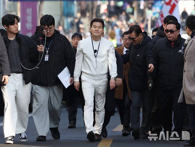 [서울=뉴시스] 김진아 기자 = 이재명 대통령과 김현지 청와대제1부속실장에 대한 허위 사실을 유포한 혐의로 고발된 한국사 강사 출신 보수 유튜버 전한길 씨가 12일 서울 동작경찰서에 피의자 신분으로 출석하고 있다. 2026.02.12. bluesoda@newsis.com