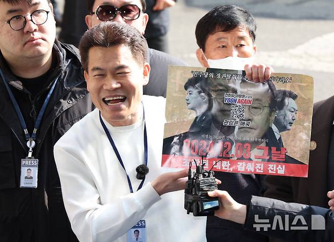 [서울=뉴시스] 김진아 기자 = 이재명 대통령과 김현지 청와대제1부속실장에 대한 허위 사실을 유포한 혐의로 고발된 한국사 강사 출신 보수 유튜버 전한길 씨가 12일 서울 동작경찰서에 피의자 신분으로 출석하던 중 취재진의 질문에 답하고 있다. 2026.02.12. bluesoda@newsis.com