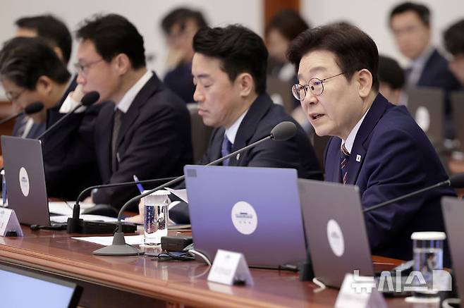 [서울=뉴시스] 최동준 기자 = 이재명 대통령이 12일 청와대에서 열린 수석보좌관회의에서 발언하고 있다. 2026.02.12. photocdj@newsis.com