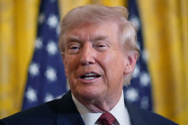 [워싱턴=AP/뉴시스]도널드 트럼프 미국 대통령이 자신이 1기 행정부 때 타결했던 '미국-멕시코-캐나다 자유무역협정(USMCA)' 탈퇴를 주변에 언급했다는 보도가 나왔다. 사진은 트럼프 대통령이 11일(현지 시간) 백악관에서 열린 석탄 관련 행사에 참석한 모습. 2026.02.12.