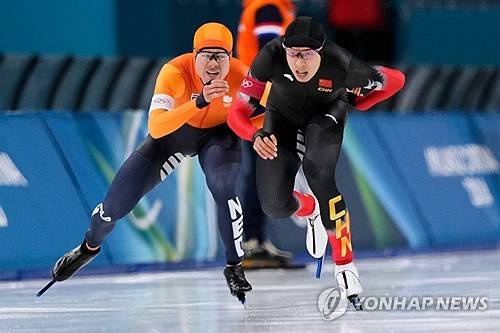 롄쯔원의 스케이트화에 발에 차이는 유프 베네마르스 [AP=연합뉴스]