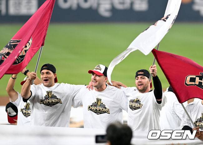 [OSEN=대전, 손용호 기자] 2025시즌 우승팀은 무적 LG 트윈스다.&nbsp;프로야구 LG 트윈스는 31일 대전 한화생명볼파크에서 열린 2025 신한 SOL뱅크 KBO 한국시리즈(7전 4선승제) 한화 이글스와의 5차전에서 4-1로 승리했다. 정규시즌 1위 LG는 시리즈 전적 4승 1패로 통합우승 금자탑을 쌓았다. LG의 통합우승은 1990년, 1994년, 2023년에 이은 통산 4번째다. LG 외국인 선수 3총사가 마운드에 모여 우승의 기쁨을 나누고 있다.  2025.10.31/spjj@osen.co.kr