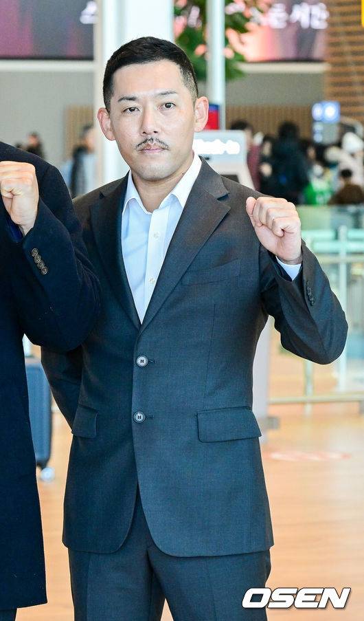 [OSEN=인천공항, 최규한 기자] 프로야구 키움 히어로즈가 2026 시즌을 준비하기 위해 22일 오전 대만 가오슝으로 출국했다.키움은 22일부터 3월 7일까지 총 45일간 대만 가오슝에서 2026시즌을 위한 스프링캠프에 돌입한다. 이번 캠프에는 설종진 감독을 포함한 코칭스태프 12명과 선수 48명 등 총 60명이 참가한다.키움 이용규 플레잉코치가 출국을 앞두고 포즈를 취하고 있다. 2026.01.22 / dreamer@osen.co.kr