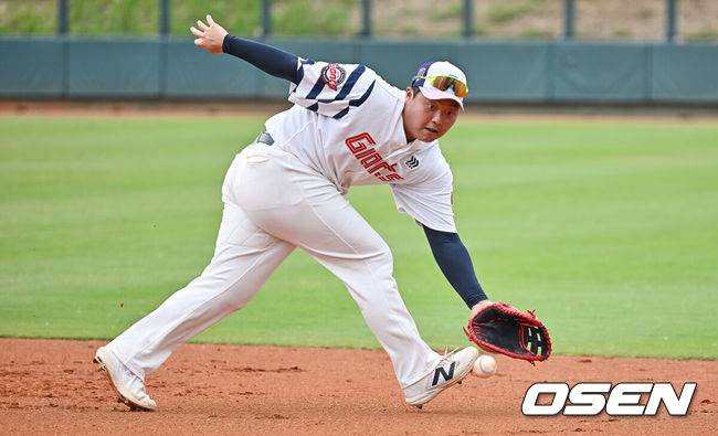 [OSEN=타이난(대만) , 이석우 기자] 프로야구 롯데 자이언츠가 1일(한국시간) 대만 타이난 아시아-태평양 국제야구센터에 스프링캠프를 차리고 구슬땀을 흘렸다.김태형 감독 등&nbsp;코치진과 투수&nbsp;20명,&nbsp;포수&nbsp;5명,&nbsp;내야수&nbsp;9명,&nbsp;외야수&nbsp;7명 등 총&nbsp;41명의 선수단이 1월 20일까지 1차 캠프에서 체력 강화와 기술 훈련을 치른 뒤 21일부터 3월 5일까지 일본 미야자키로 옮겨 2차 캠프에서 구춘리그에 참가해 실전 감각을 점검한다.롯데 한동희가 수비훈련을 하고 있다. 2026.02.01 / foto0307@osen.co.kr