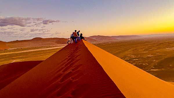 듄45 정상에서 맞이한 일출. 태양이 얼굴을 내밀자, 사막 전체가 불타오르듯 붉게 물든다.