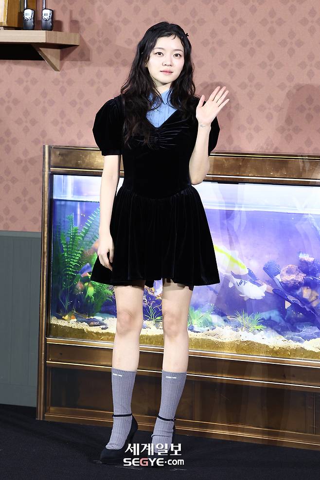 배우 고아성이 12일 서울 강남구 메가박스 코엑스에서 열린 넷플릭스 영화 '파반느' 제작보고회에 참석해 포즈를 취하고 있다. 한윤종 기자