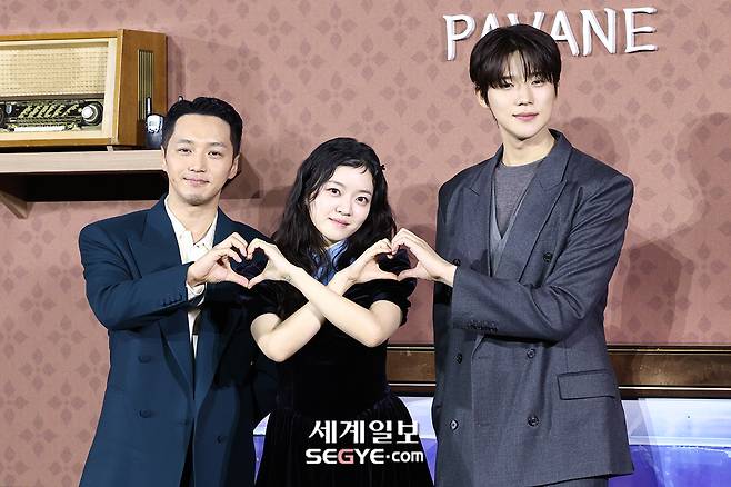 12일 서울 강남구 메가박스 코엑스에서 열린 넷플릭스 영화 '파반느' 출연 배우들이 제작보고회에 참석해 포즈를 취하고 있다. 왼쪽부터 배우 변요한, 고아성, 문상민. 한윤종 기자