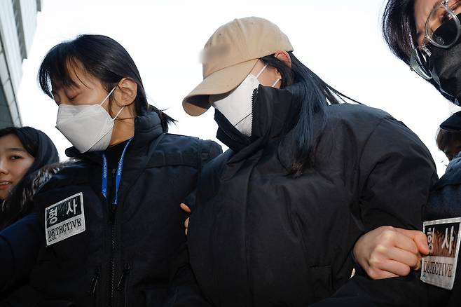 약물이 든 음료를 건네 남성 2명을 잇달아 숨지게 한 혐의로 12일 구속된 20대 여성 A씨가 서울북부지법에서 열린 영장실질심사에 출석하고 있다.&nbsp;뉴스1