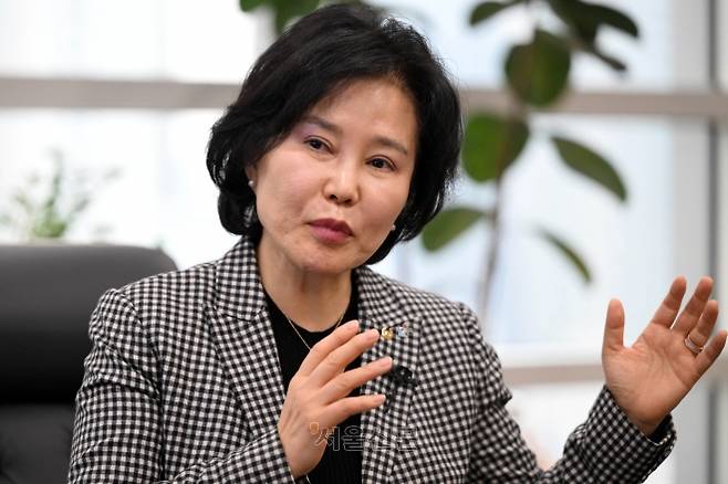 김은경 서민금융진흥원장 겸 신용회복위원장이 11일 서울 중구 서민금융진흥원에서 서울신문과 만나 ‘기본보증·기본대출·기본예금’을 통해 저신용자의 새출발을 지원해야 한다고 강조하고 있다. 홍윤기 기자