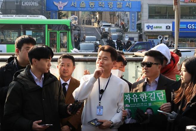 경찰 조사에 앞서 기자회견 하는 전한길씨 - 전 한국사 강사 전한길씨가 이재명 대통령 명예훼손 혐의로 조사를 받기 위해 12일 서울 동작경찰서로 출석하며 경찰서 주변에서 기자회견을 하고 있다. 2026.2.12 연합뉴스