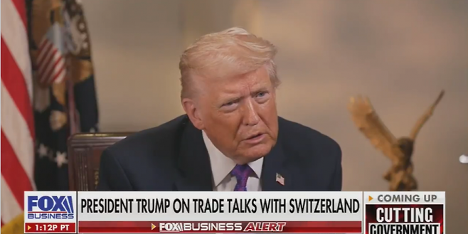 도널드 트럼프 미국 대통령이 11일 방송에서 스위스 정상의 통화 태도가 맘에 들지 않아 관세를 올렸다고 말하고 있다. 유튜브 캡처