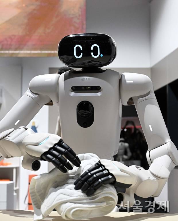 LG전자 월드 프리미어에서 양팔형 AI 홈로봇 ‘LG 클로이드(LG CLOiD)가 수건을 개고 있다. 라스베이거스=조태형 기자
