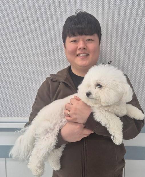 조명우 선수가 서울경제신문과의 인터뷰에서 자신의 반려견인 ‘설탕’이와 함께 포즈를 취하고 있다. /고광본 선임기자