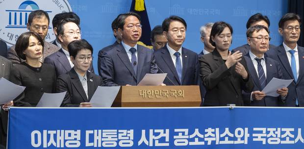12일 국회 소통관에서 열린 이재명 대통령 사건 공소취소와 국정조사 추진을 위한 의원 모임 출범 기자회견에서 공동대표를 맡은 더불어민주당 김승원 의원이 발언하고 있다. 연합뉴스