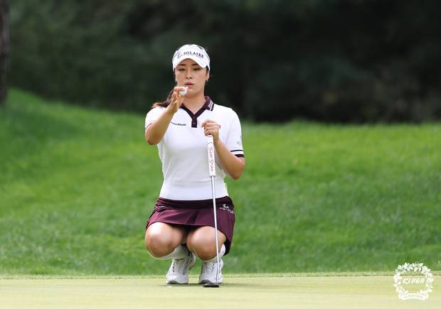 그린 경사를 읽고 있는 윤이나. 사진 제공=KLPGA