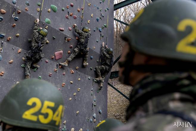 1월27일 오전 극기주에 돌입한 해병 1325기 훈련병들이 암벽등반 훈련을 실시하고 있다. ⓒ시사IN 조남진