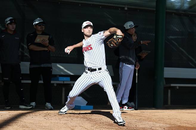 LG 외국인투수 앤더스 톨허스트가 11일(한국시간) 미국 애리조나주 스코츠데일서 열리고 있는 팀 스프링캠프서 불펜 피칭을 하고 있다. 톨허스트는 이날 직구 최고 구속이 시속 148㎞까지 나왔다. 사진제공｜LG 트윈스