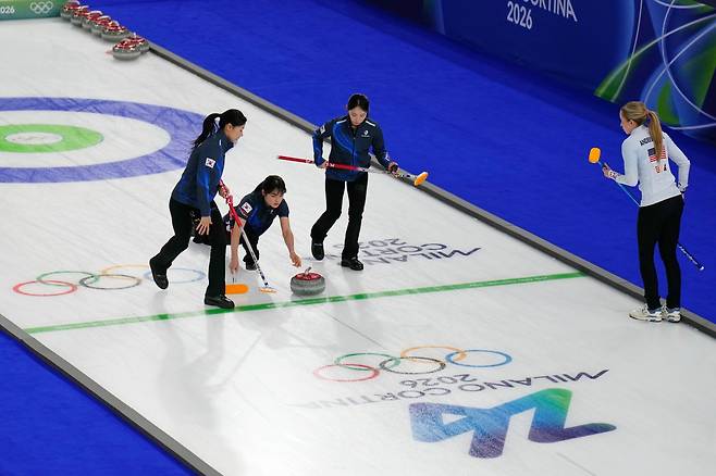 여자컬링대표팀이 12일(한국시간) 코르티나 컬링 스타디움서 열린 미국과 1차전에서 샷을 시도하고 있다. 밀라노ㅣAP뉴시스