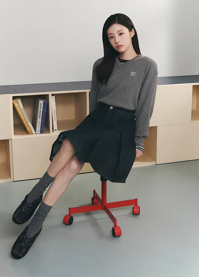 배우 고윤정의 의류 화보. 사진 마리떼 프랑소와 저버