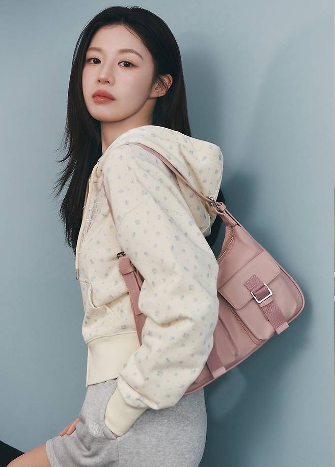 배우 고윤정의 의류 화보. 사진 마리떼 프랑소와 저버