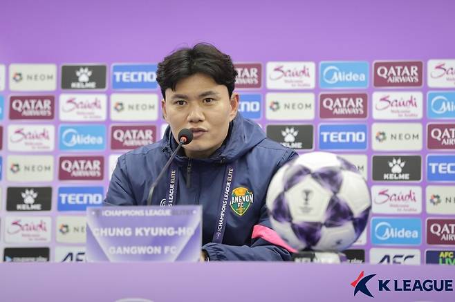 ▲ 새해 첫 공식전을 승리로 장식하기 위해 정경호 감독은 익숙한 틀 속에서 결정적인 변화를 선택했다. 가장 큰 기대를 모은 뉴 페이스 고영준이 공격형 미드필더로 선발 출전해 10번 역할을 맡았고, 최전방에는 박상혁이 배치됐다. 좌우 측면에는 김대원과 모재현이 포진해 공격의 날을 세웠다. ⓒ한국프로축구연맹