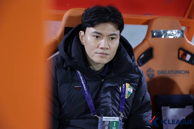 ▲ 새해 첫 공식전을 승리로 장식하기 위해 정경호 감독은 익숙한 틀 속에서 결정적인 변화를 선택했다. 가장 큰 기대를 모은 뉴 페이스 고영준이 공격형 미드필더로 선발 출전해 10번 역할을 맡았고, 최전방에는 박상혁이 배치됐다. 좌우 측면에는 김대원과 모재현이 포진해 공격의 날을 세웠다. ⓒ한국프로축구연맹