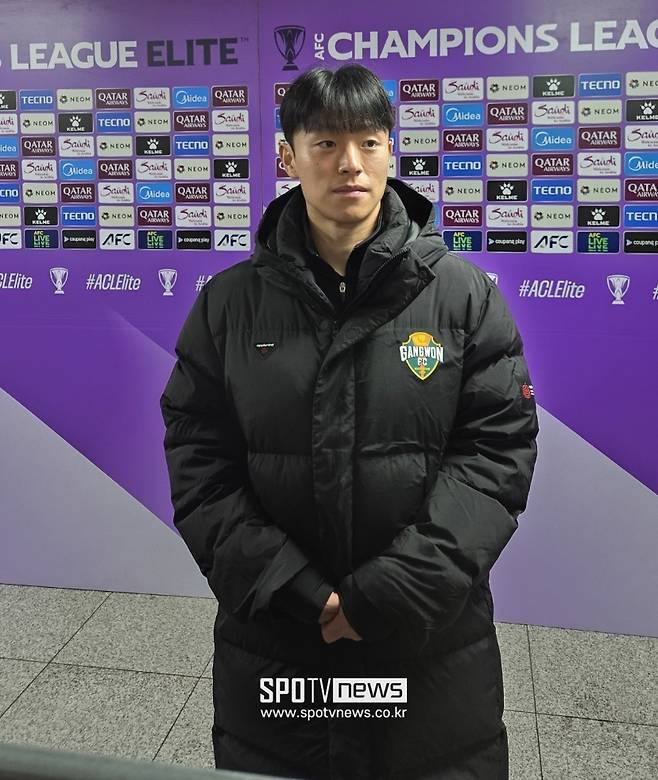 ▲ 강원은 확실히 체계가 확고한 팀이다. 지난해부터 정경호 감독의 철학을 체화한 주축 자원들이 건재한 가운데 고영준이 가세했다. 쉐도우 스트라이커처럼 움직인 고영준은 간결한 연계와 공간 침투로 공격에 활력을 불어넣었다.